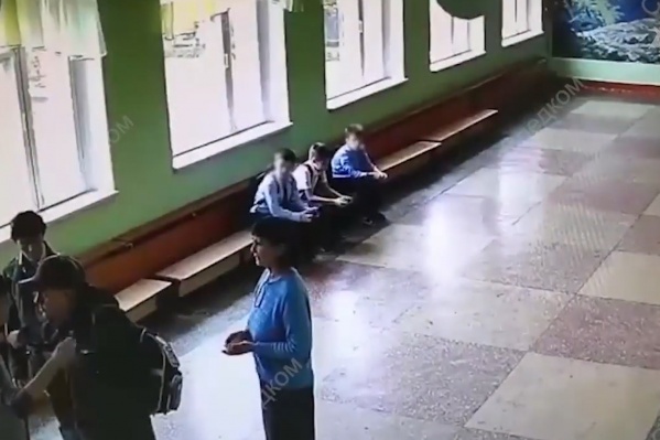 Мужчина жёстко схватил мальчика за шею и отвёл «на разговор» Мужчина жёстко схватил мальчика за шею и отвёл «на разговор»
