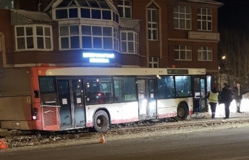В Перми автобус врезался в столб
