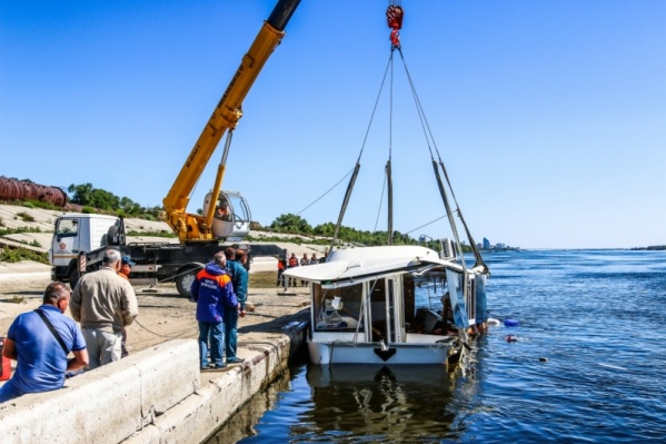 Катамаран, по словам капитана баржи, сразу ушел под воду Катамаран, по словам капитана баржи, сразу ушел под воду