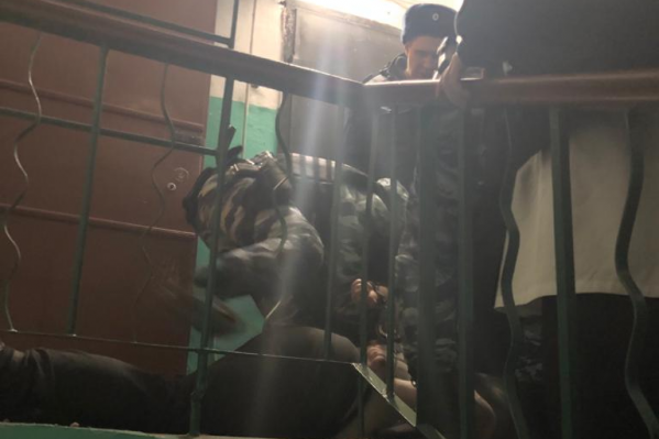 До приезда омоновцев мужчину сторожили сотрудники Росгвардии До приезда омоновцев мужчину сторожили сотрудники Росгвардии