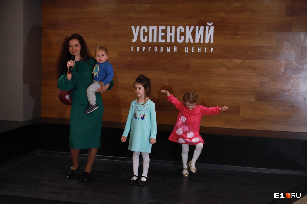 На сцену часто выходили с детьми На сцену часто выходили с детьми