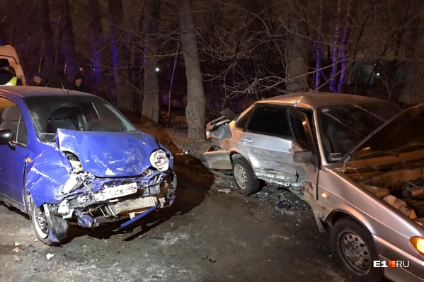 Оба автомобиля серьезно повреждены Оба автомобиля серьезно повреждены