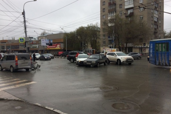 ДТП произошло в середине дня в центре города ДТП произошло в середине дня в центре города