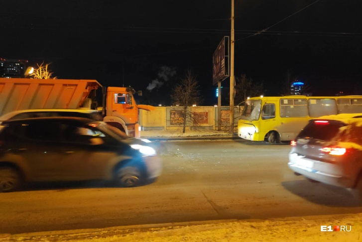 Автобус столкнулся с грузовиком Автобус столкнулся с грузовиком