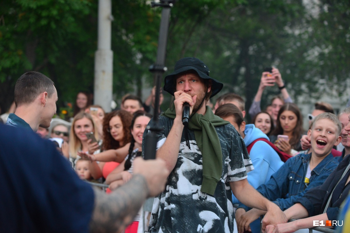 Одним из хедлайнеров фестиваля в прошлом году был Иван Дорн. Он выступил на площади перед главным корпусом УрФУ на улице Мира Одним из хедлайнеров фестиваля в прошлом году был Иван Дорн. Он выступил на площади перед главным корпусом УрФУ на улице Мира