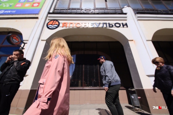 На здании на улице Цвиллинга, 15 только успевают менять вывески На здании на улице Цвиллинга, 15 только успевают менять вывески