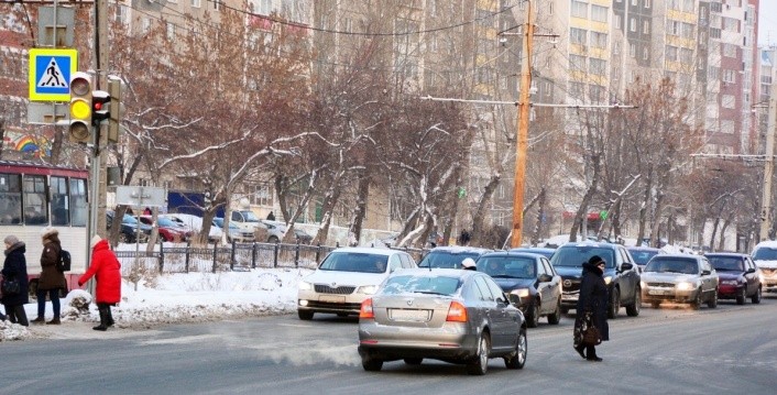 Разрешается ли проезд этого перекрёстка на жёлтый?