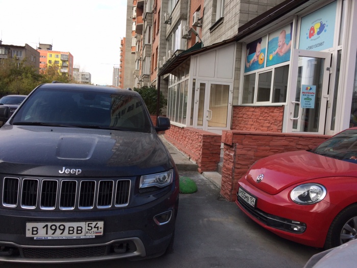 «Я паркуюсь как чудак»: Jeep Grand Cherokee ВВВ против грудничков