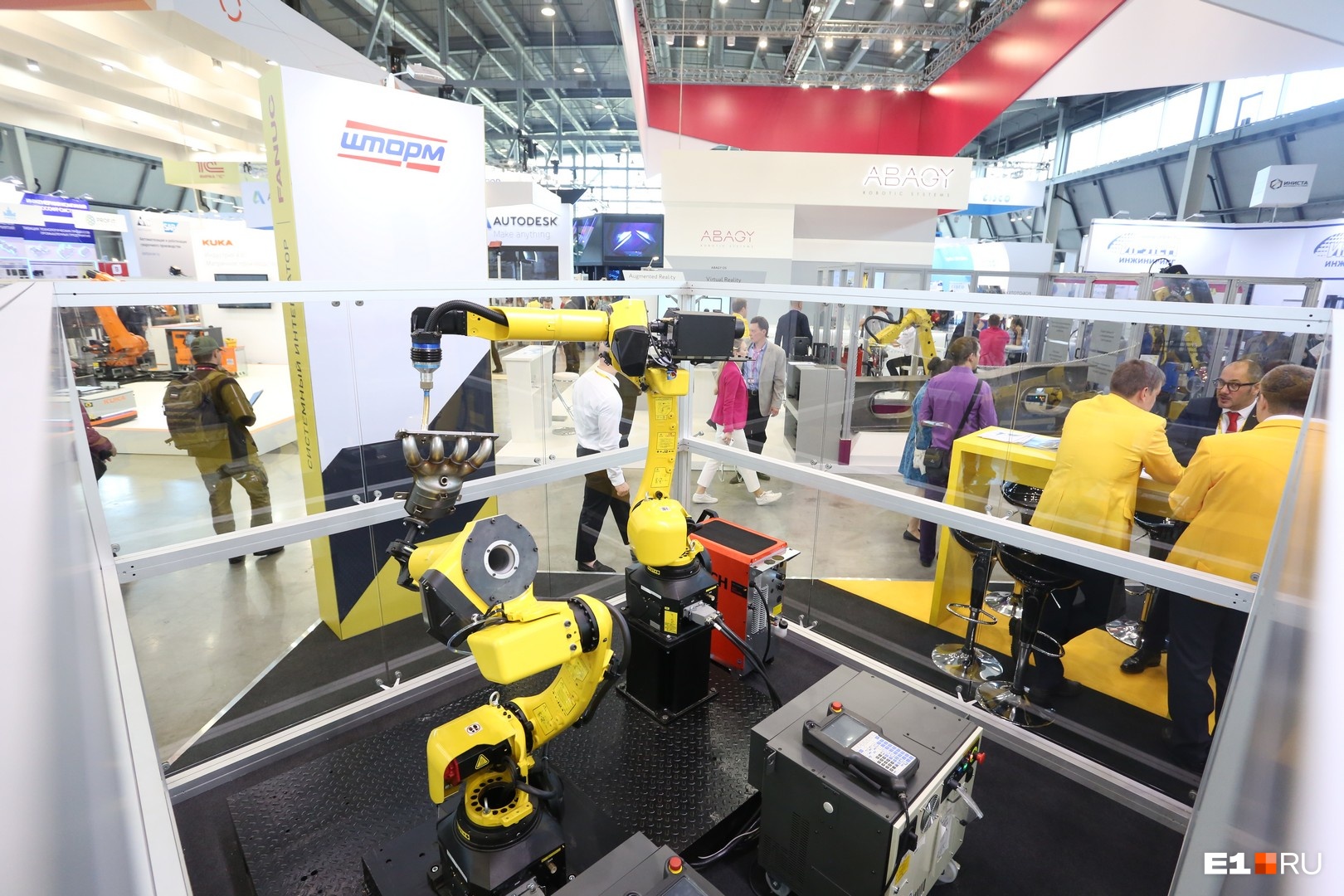 Школьников лучше сразу вести на стенд Fanuc, где представлены роботы для различных видов производства. Стенд разделен на несколько секторов, в каждом из них «живут» разные модели роботов. Наблюдать за ними можно через прозрачные перегородки — как в зоопарке Школьников лучше сразу вести на стенд Fanuc, где представлены роботы для различных видов производства. Стенд разделен на несколько секторов, в каждом из них «живут» разные модели роботов. Наблюдать за ними можно через прозрачные перегородки — как в зоопарке