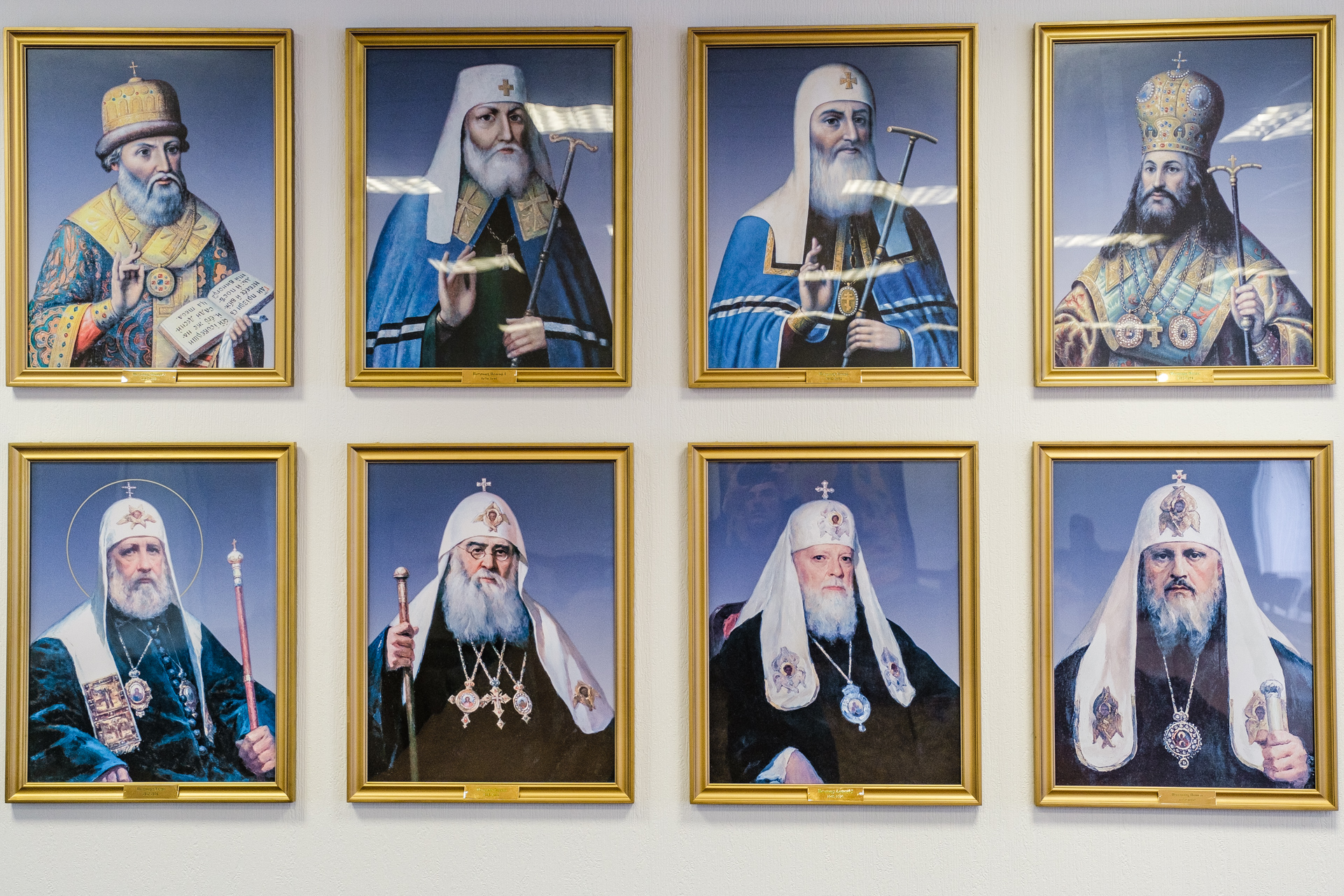 Портреты священнослужителей разных эпох в конференц-зале храма