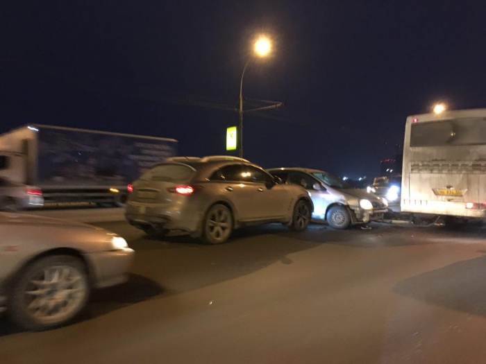В ДТП попали несколько легковых машин и автобус В ДТП попали несколько легковых машин и автобус