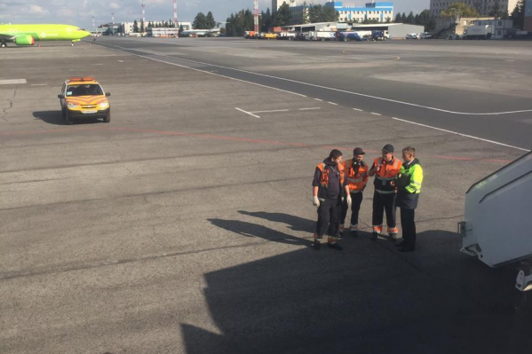 В самолёте сработала сигнализация — после прерванного взлёта его отбуксировали на стоянку В самолёте сработала сигнализация — после прерванного взлёта его отбуксировали на стоянку