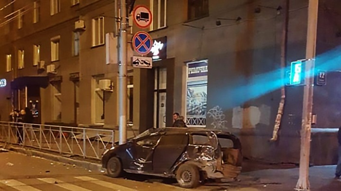 В ночной аварии на углу Красного проспекта и Достоевского погибли два человека В ночной аварии на углу Красного проспекта и Достоевского погибли два человека