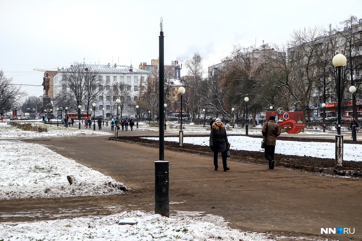 «Было мрачно при сломанных фонарях». На площади Горького перестало работать освещение
