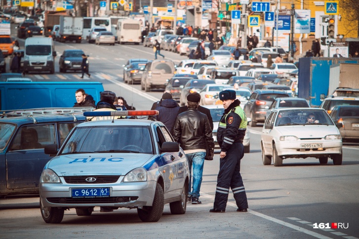 Сотрудники полиции выясняют детали аварии в центре Ростова