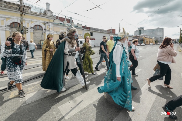 Одни прохожие с удивлением смотрели на персонажей, другие — вели себя так, будто ничего необычного не происходит Одни прохожие с удивлением смотрели на персонажей, другие — вели себя так, будто ничего необычного не происходит