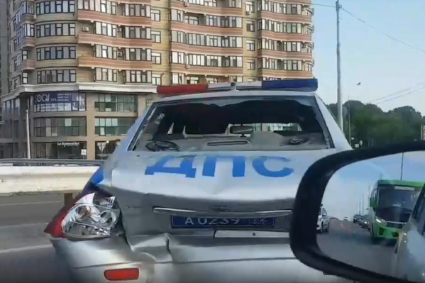 От удара у машины ДПС вылетело стекло От удара у машины ДПС вылетело стекло