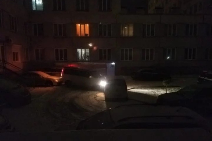 Владельцы припаркованных авто наблюдали за происходящим из окон Владельцы припаркованных авто наблюдали за происходящим из окон