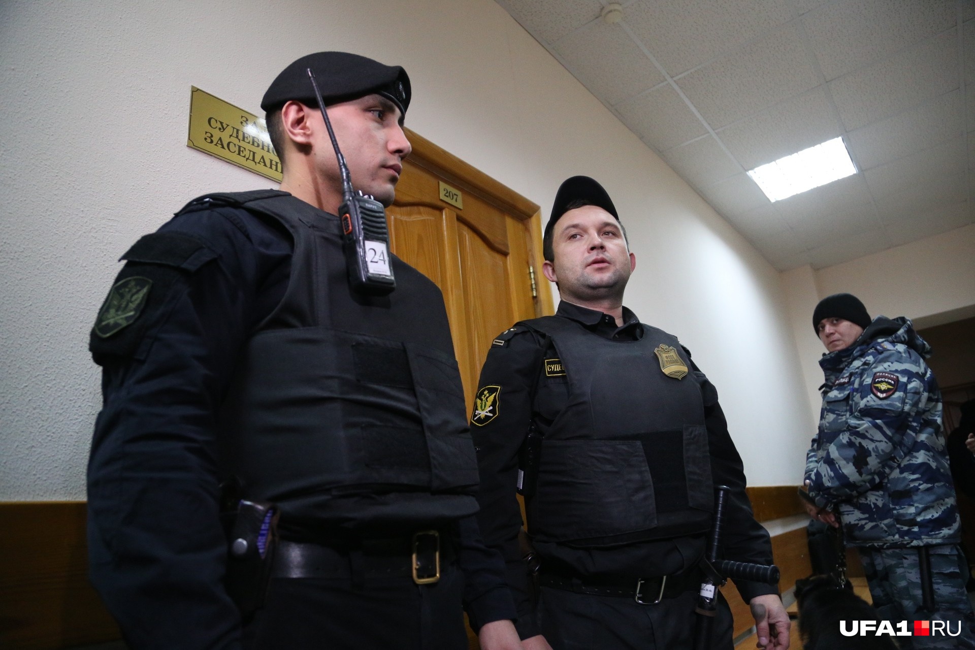 В зал заседания никого не впускают, кроме участников процесса В зал заседания никого не впускают, кроме участников процесса