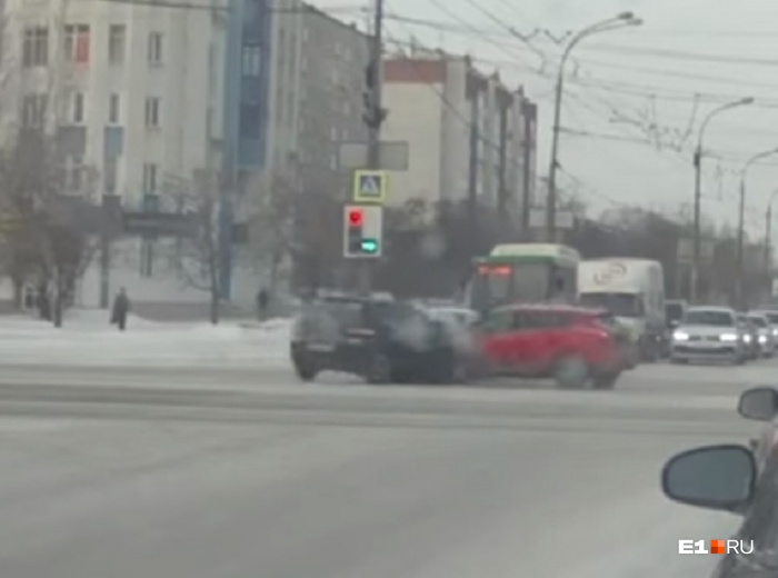 Зелёный сигнал горит для водителя чёрного автомобиля Зелёный сигнал горит для водителя чёрного автомобиля