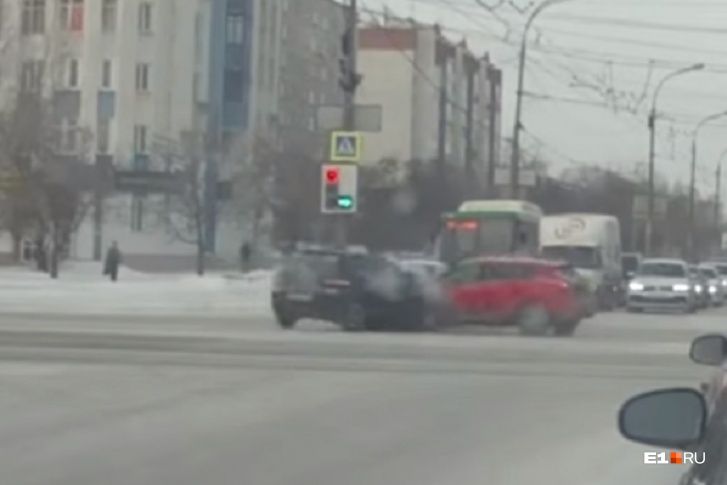 Зелёный сигнал горит для водителя чёрного автомобиля Зелёный сигнал горит для водителя чёрного автомобиля