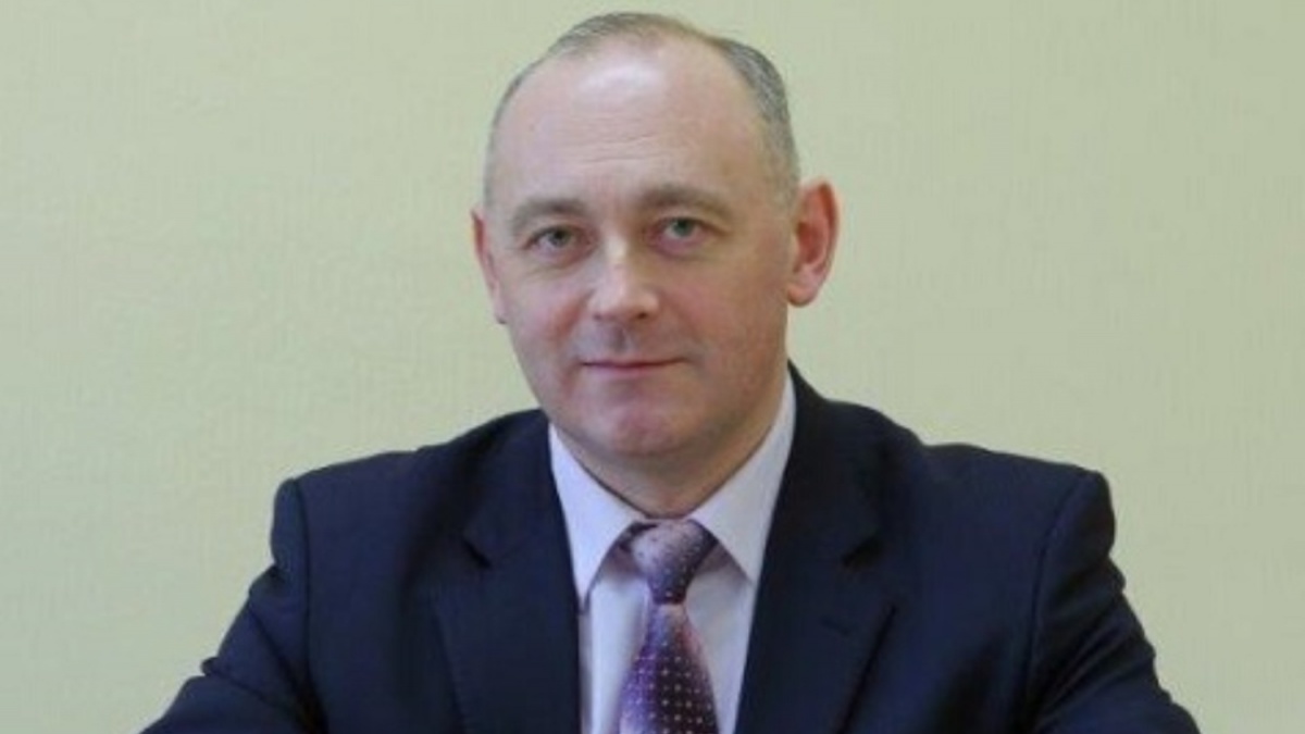 А это другой заместитель мэра Алексей Кондратьев — а ещё он начальник департамента строительства и архитектуры. Угадаете, чем он занимался до того, как связаться с мэрией? <br />