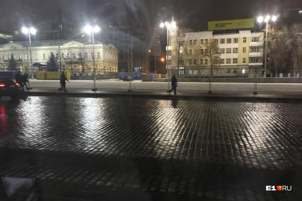 Мэр Александр Высокинский рассчитывает, что ледовый городок будет работать до 1 марта Мэр Александр Высокинский рассчитывает, что ледовый городок будет работать до 1 марта