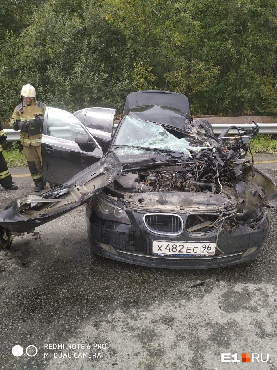 Куски машины разбросаны на большом расстоянии»: под Екатеринбургом BMW  врезалась в грузовик | 26.08.2019 | Екатеринбург - БезФормата