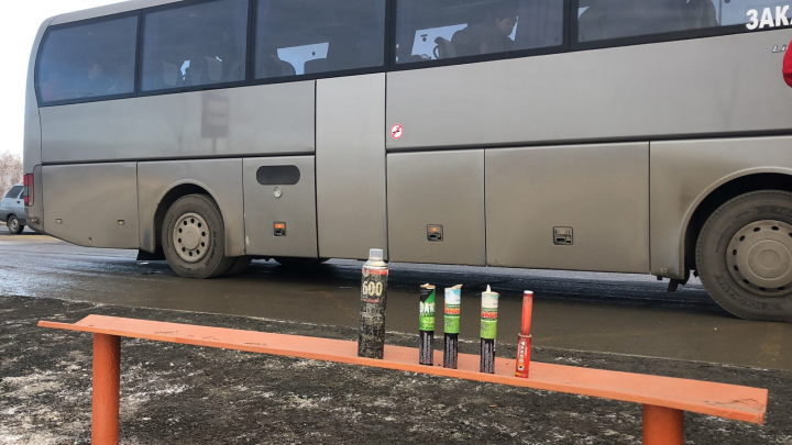 Нашли наркотик и баллоны с краской: автобус с фанатами «Трактора» остановила полиция