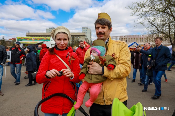 Счастливая малышка в крепких отцовских руках встречает свой первый День Победы. За то, чтобы этот кадр был возможен, боролись её деды. Полмиллиона красноярцев ушли на фронт. 170 тысяч домой не вернулись. Счастливая малышка в крепких отцовских руках встречает свой первый День Победы. За то, чтобы этот кадр был возможен, боролись её деды. Полмиллиона красноярцев ушли на фронт. 170 тысяч домой не вернулись.
