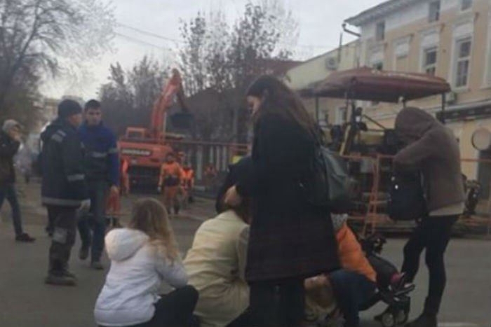 Девушке сразу попытались помочь очевидцы, вызвали ей скорую помощь Девушке сразу попытались помочь очевидцы, вызвали ей скорую помощь