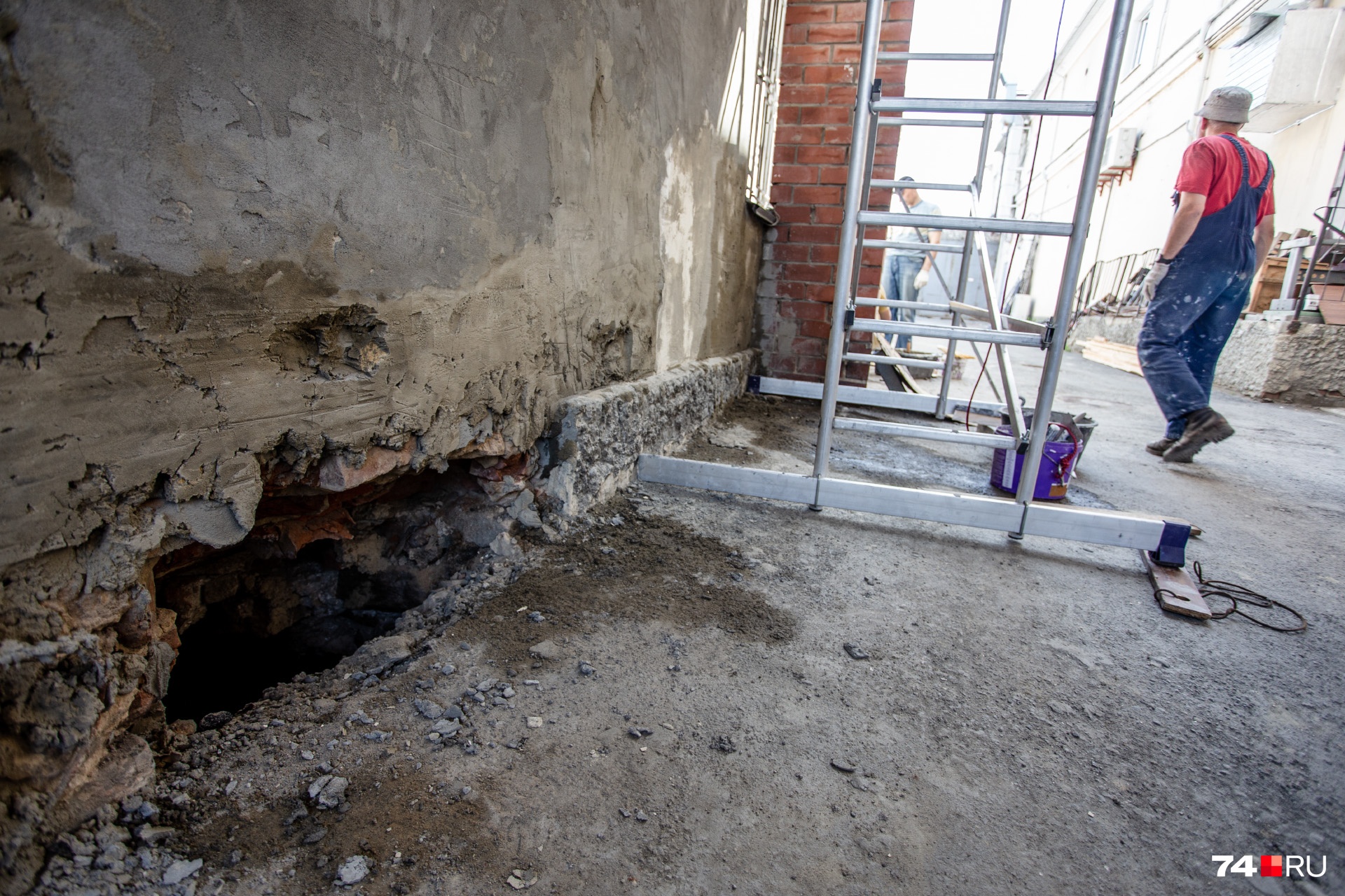 Во время ремонтных работ рабочие обнаружили пустоты в стене