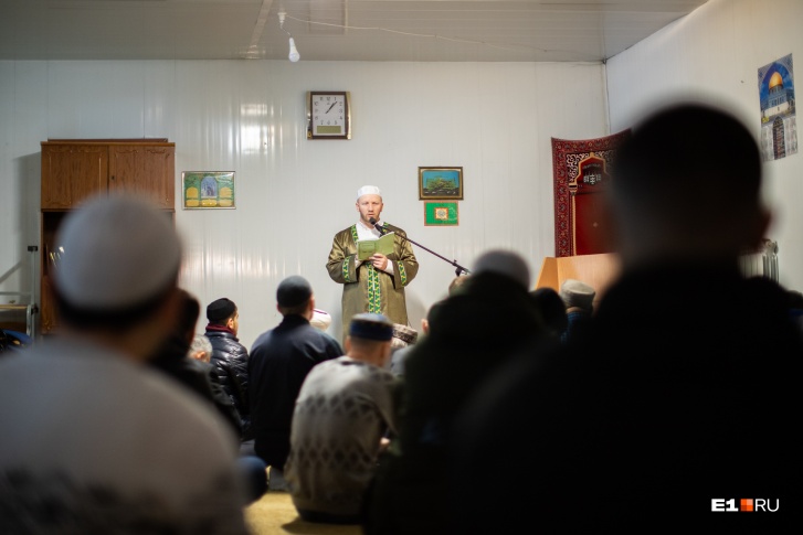 Мусульманам не хватает мест в мечетях Екатеринбурга, и они вынуждены молиться на улице