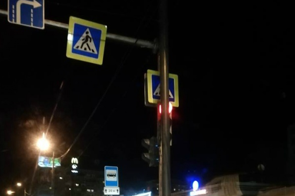 Днём зачастую из-за столба не видно, каким цветом горит светофор Днём зачастую из-за столба не видно, каким цветом горит светофор
