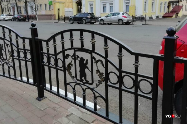 Заборы, которые ярославцы прозвали кроватными спинками, поставили по инициативе экс-мэра Владимира Слепцова Заборы, которые ярославцы прозвали кроватными спинками, поставили по инициативе экс-мэра Владимира Слепцова