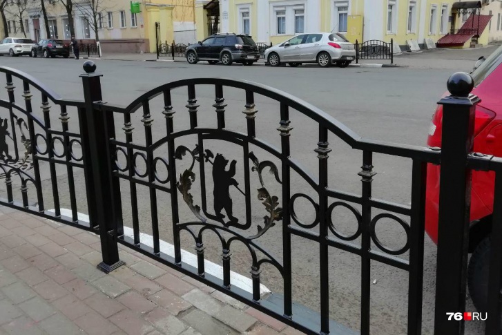 Заборы, которые ярославцы прозвали кроватными спинками, поставили по инициативе экс-мэра Владимира Слепцова