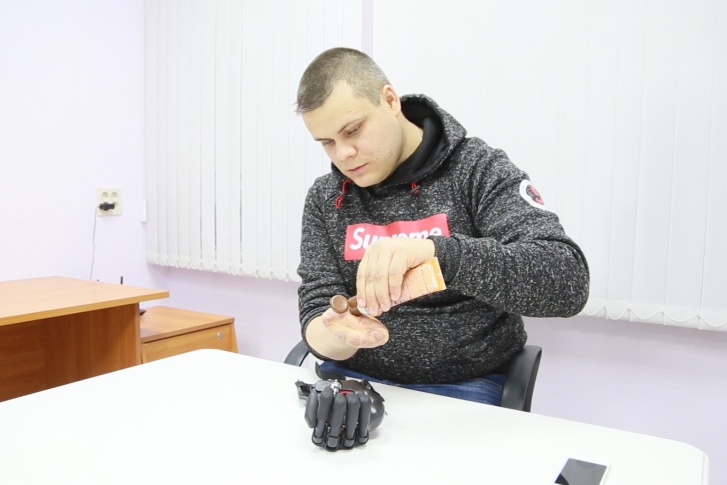 Евгению Кузнецову 28 лет, и он учится управлять новой рукой