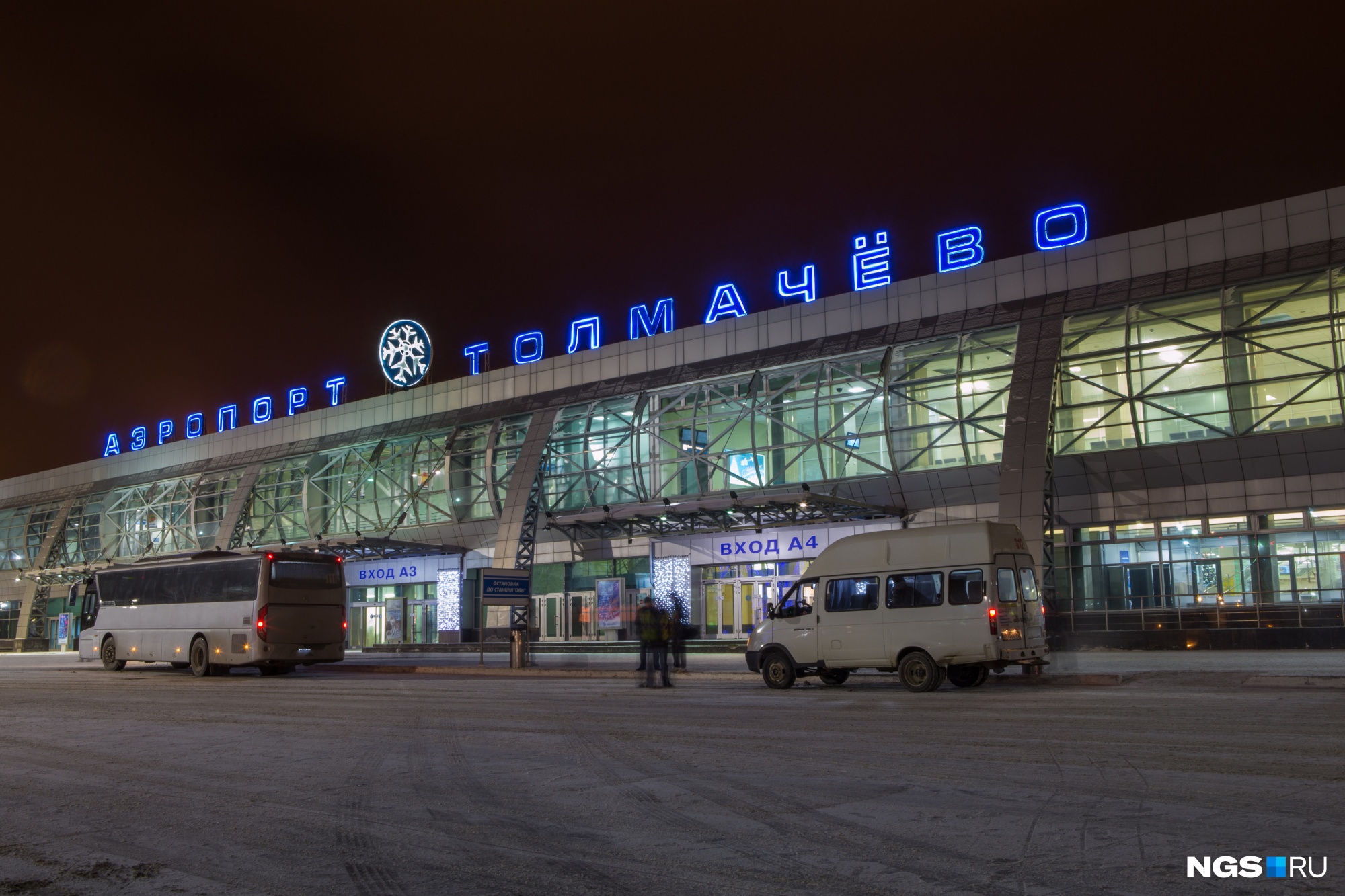 Весь багаж пришлось осматривать вручную: в Толмачёво отключили электричество