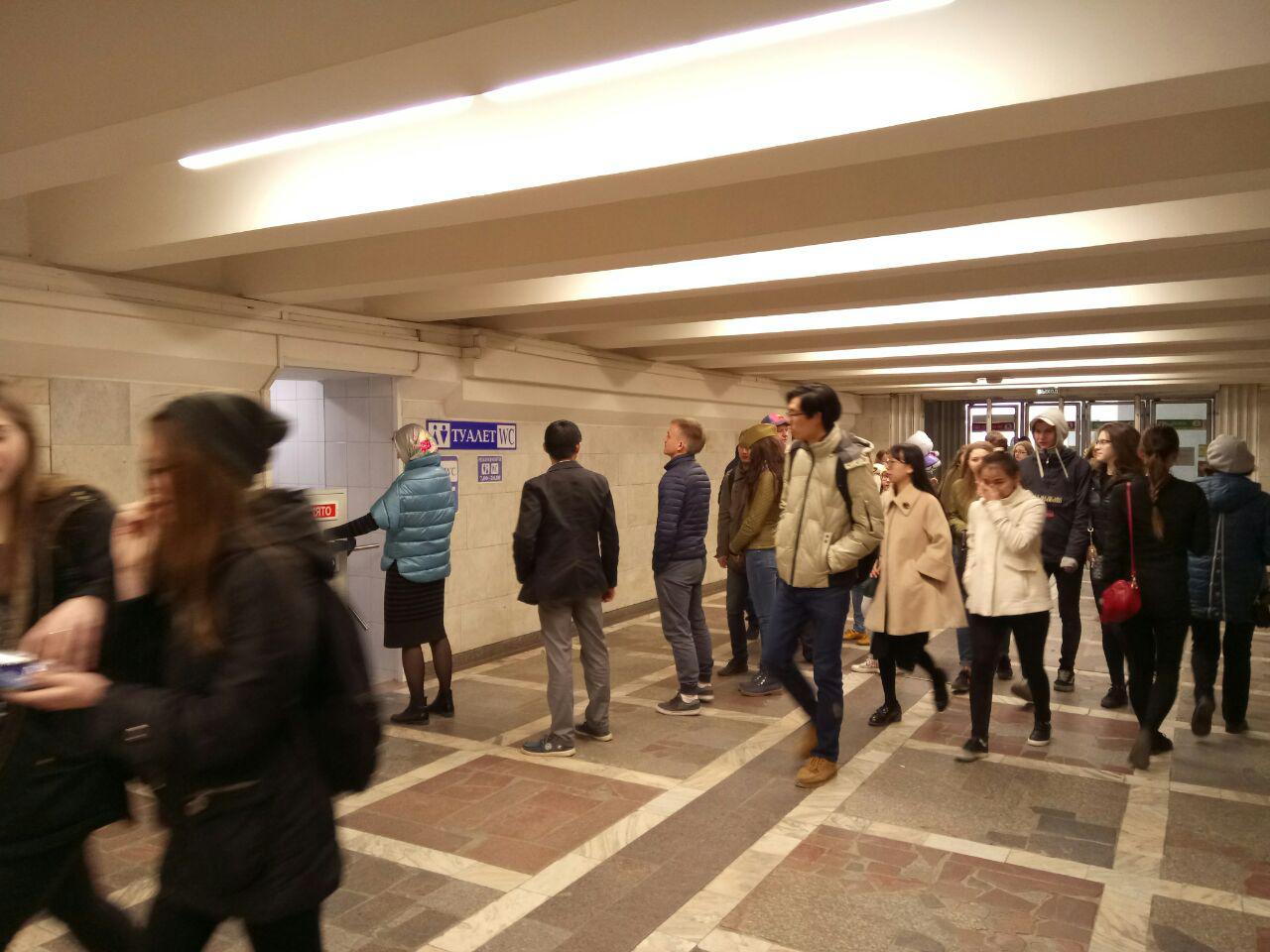 Очереди в один из немногих платных туалетов в центре города, который находится в переходе станции «Площадь Ленина». Фото Кирилла Шматкова Очереди в один из немногих платных туалетов в центре города, который находится в переходе станции «Площадь Ленина». Фото Кирилла Шматкова
