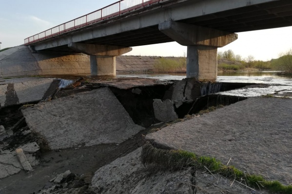 Из-за размытия оголилась верхняя часть свай моста Из-за размытия оголилась верхняя часть свай моста