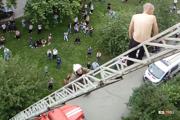 Пожарным удалось спустить мужчину на землю с помощью автолестницы Пожарным удалось спустить мужчину на землю с помощью автолестницы 