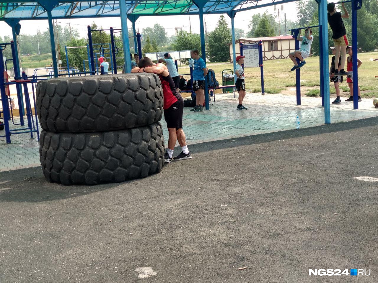 Облитые потом спортсмены продолжают тренировку даже в жару... Облитые потом спортсмены продолжают тренировку даже в жару...