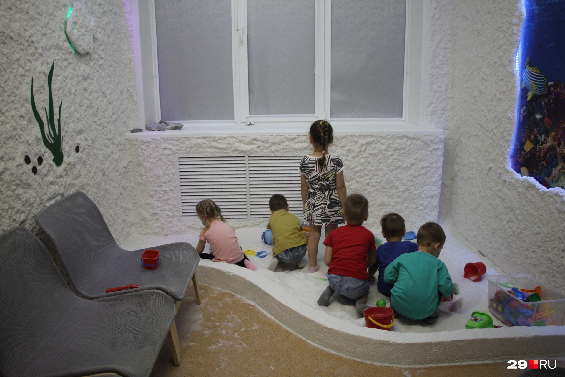 Для детей в детском саду родители организовали и соляную пещеру. Опять же, на свои деньги