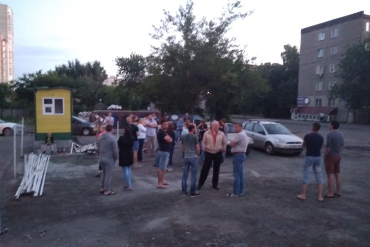 Челябинцы не стали равнодушно смотреть, как у них забирают землю под окнами Челябинцы не стали равнодушно смотреть, как у них забирают землю под окнами
