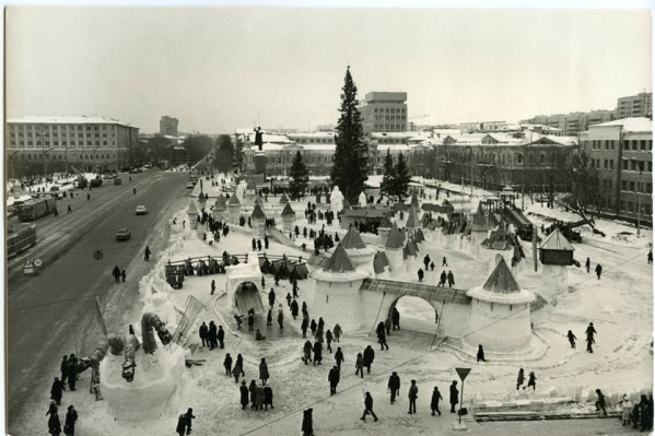Узнаёте площадь 1905 года? Узнаёте площадь 1905 года?
