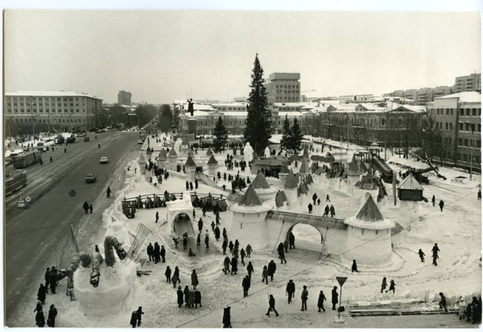 Узнаёте площадь 1905 года? Узнаёте площадь 1905 года?