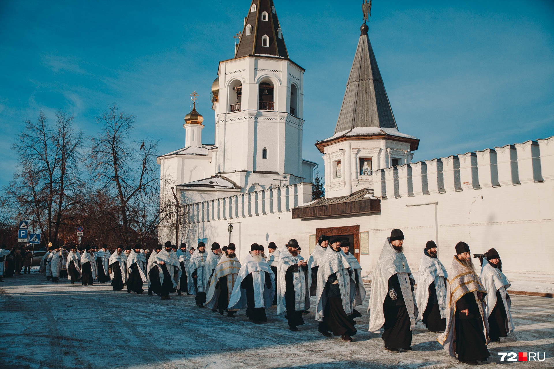 В этом году маршрут Крестного хода был коротким и таким же, как и в 2019-м. Путь колонны верующих начался в 11 часов от Свято-Троицкого монастыря, который является одним из старейших храмов в Сибири. Конечным пунктом хода стала площадка на набережной рядом с мостом<br> В этом году маршрут Крестного хода был коротким и таким же, как и в 2019-м. Путь колонны верующих начался в 11 часов от Свято-Троицкого монастыря, который является одним из старейших храмов в Сибири. Конечным пунктом хода стала площадка на набережной рядом с мостом<br>
