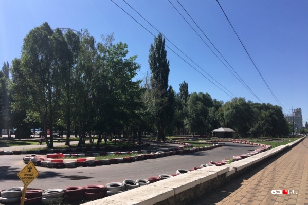 Картинг находится прямо под линиями электропередачи Картинг находится прямо под линиями электропередачи 