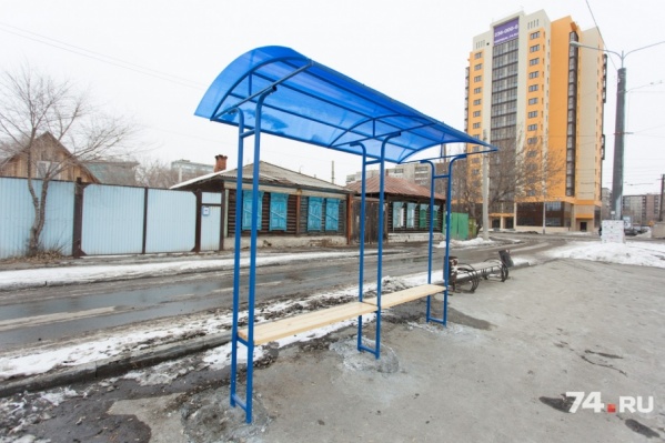 По городу установлено шесть остановок, сделанных заключёнными По городу установлено шесть остановок, сделанных заключёнными