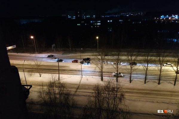 Один из автомобилей занесло на дороге, а второй в него влетел Один из автомобилей занесло на дороге, а второй в него влетел